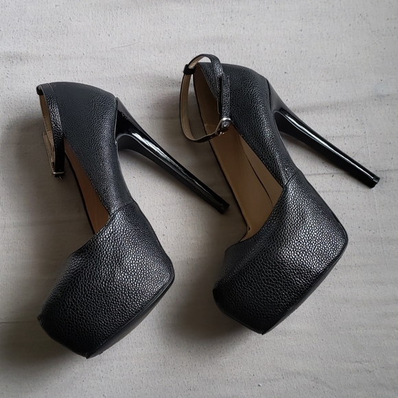 Black Heels - Picture 3 of 5